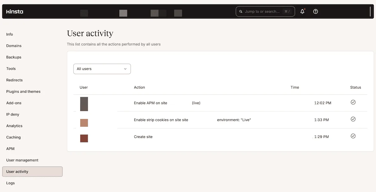 MyKinsta 仪表板中的 User Activity 记录界面。它显示了多位用户的近期操作。日志中列出了三个条目：在站点上启用 APM、启用 Strip cookies 以及创建站点。每个条目包含用户标识符、操作描述、时间戳和绿色的勾号状态指示器。